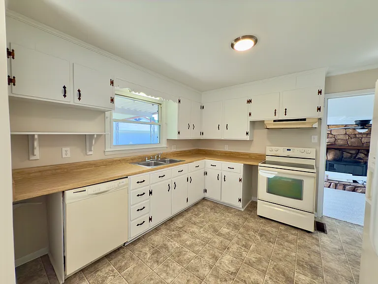 222 Yorktown Rd — Photo 2