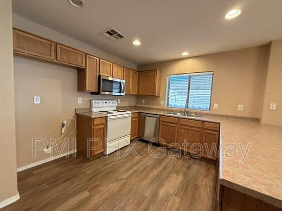 4th image of 3238 E Elgin St