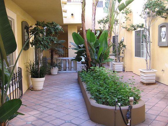 Peacefull courtyard where you can enjoy the summer breeze