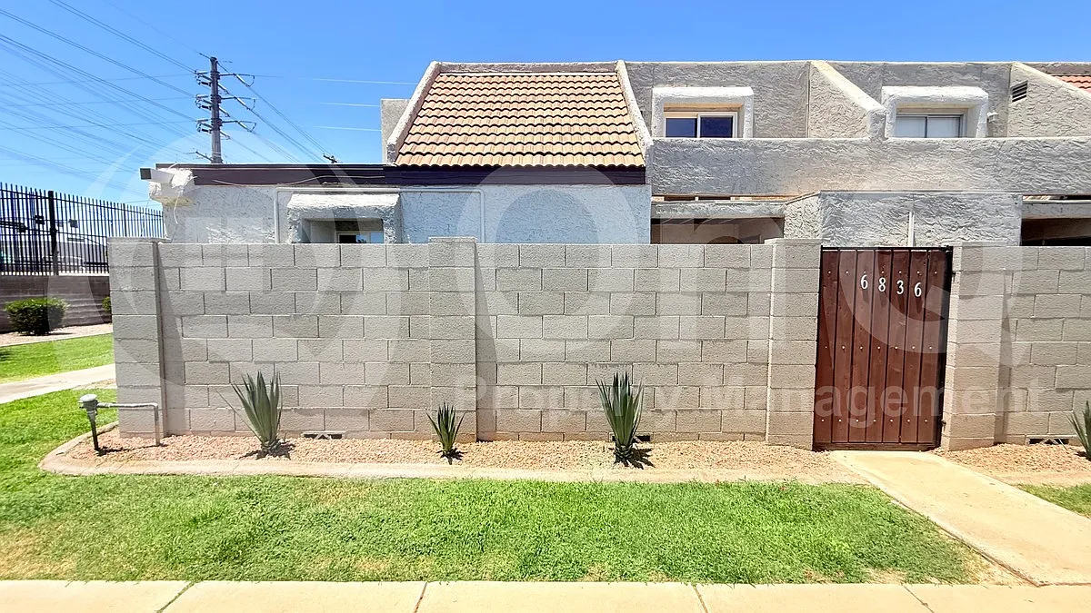 3 bed, 2.0 bath, 1035 sqft, $1,599 — Photo 1