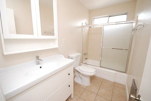 5th image of 1051 N Ogden Dr APT 04
