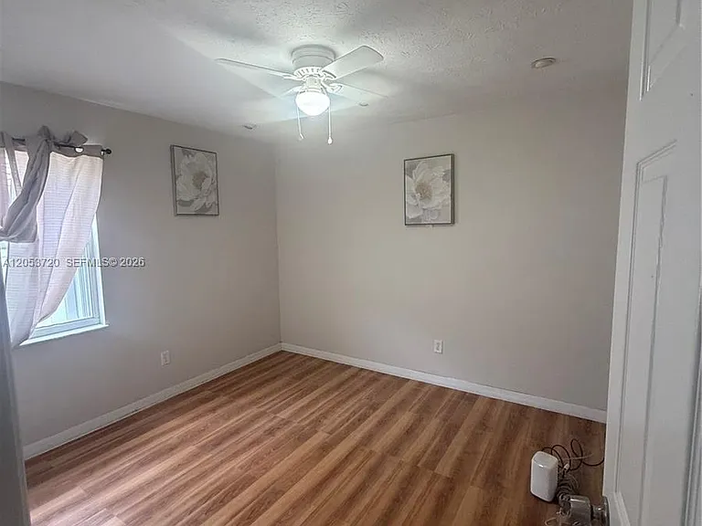 233 SW Chapman Ave — Photo 1