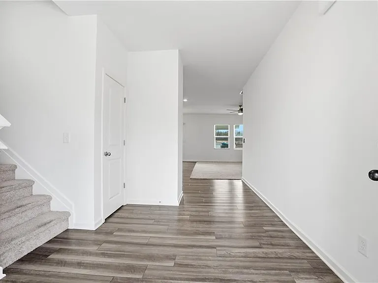 395 Knightsbridge Ln — Photo 2
