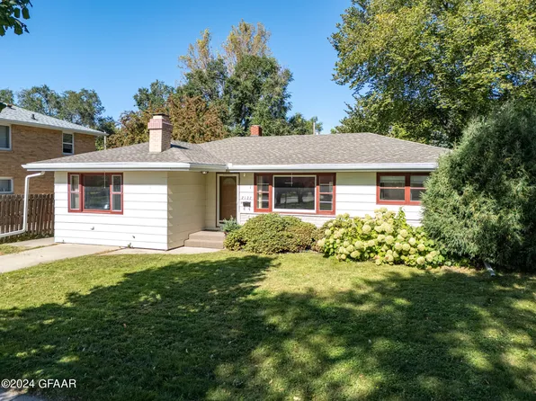 2122 10th Ave N, Grand Forks, ND 58203