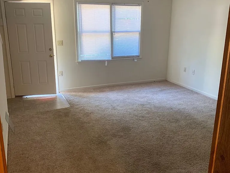 811 Creekside Dr — Photo 2