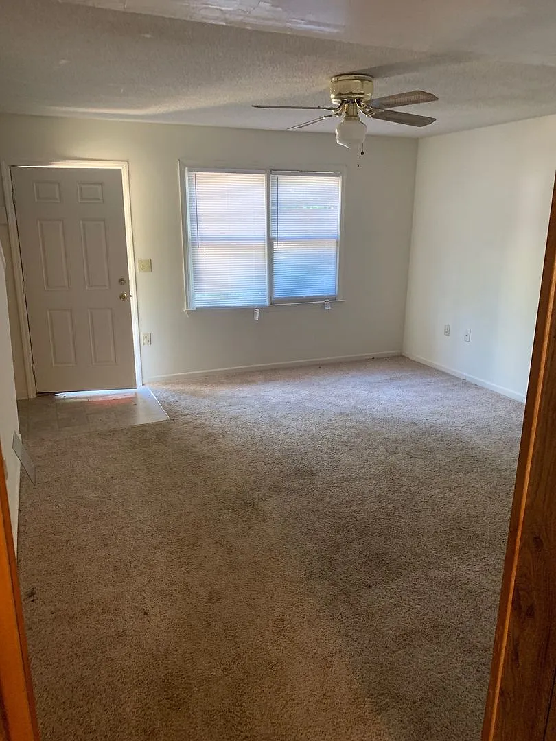 Building Photo - 811 Creekside Dr