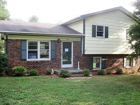 1st image of 974 Village Cir