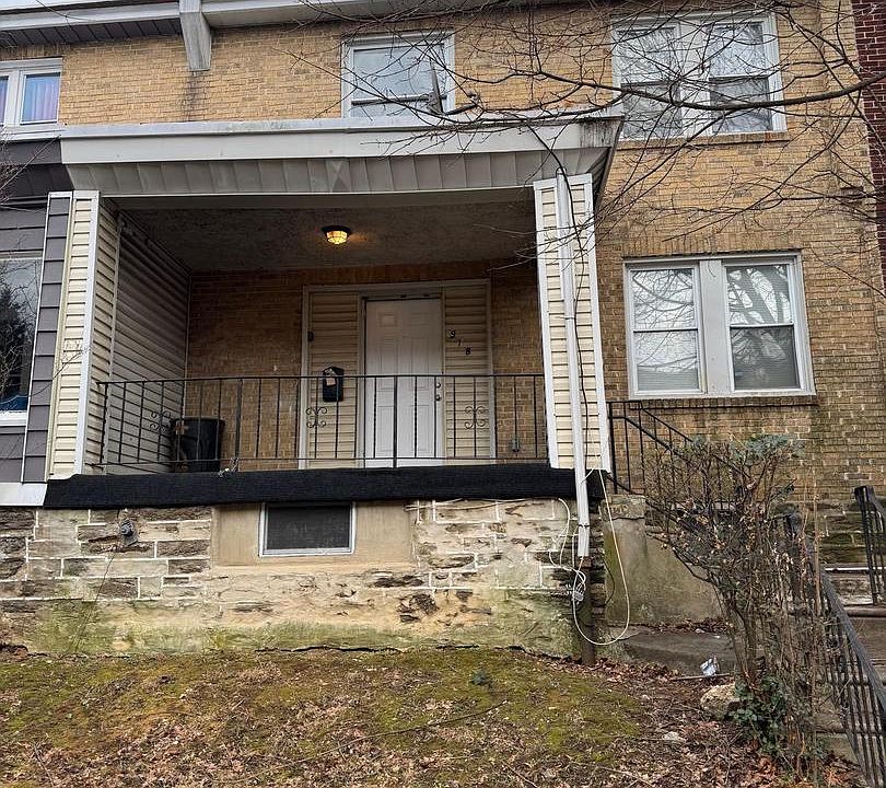 1st image of 918 E Stafford St
