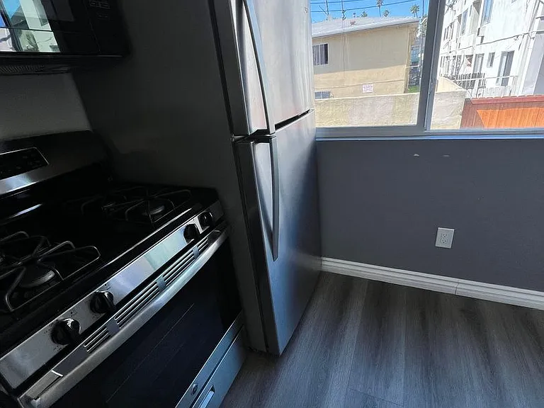 417 S Kenmore Ave — Photo 8
