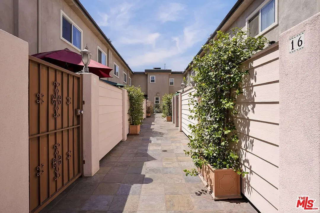 2 bed, 1080 sqft, $2,645 — Photo 2