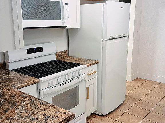 2nd image of 836 Belmont St #1