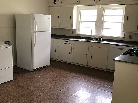 3rd image of 216 Ella St