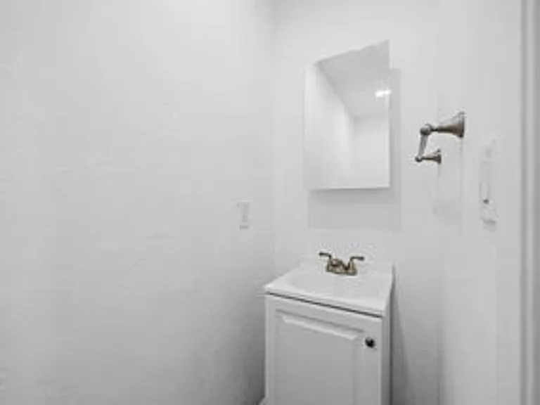 2136 Drescher St — Photo 7