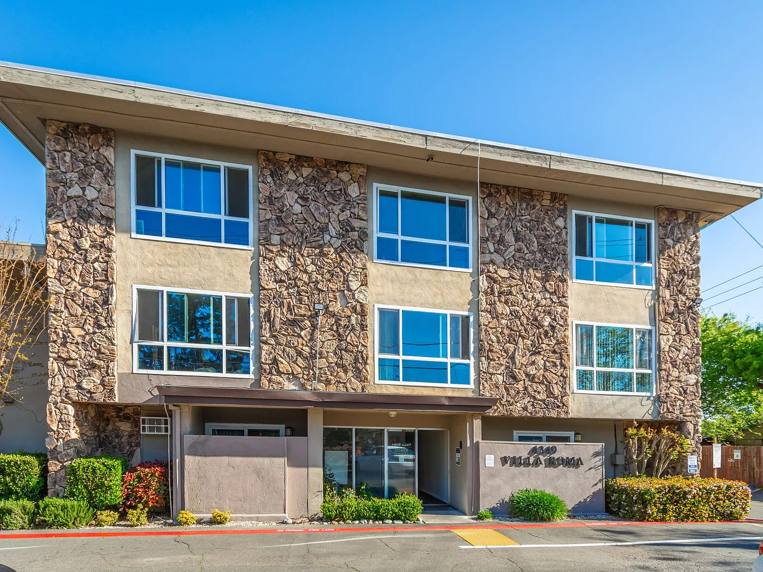 Villa Roma Apartments. — Photo 1