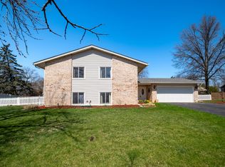 2532 Lee St, Woodridge, IL 60517