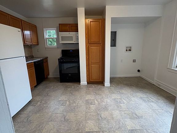 3rd image of 152 W King St APT 2