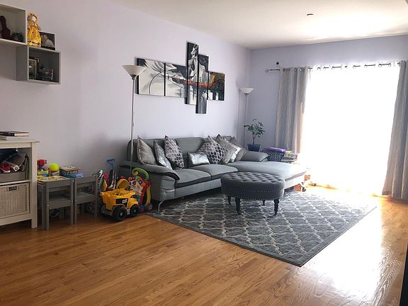 4th image of 1533 Royce St APT 3G