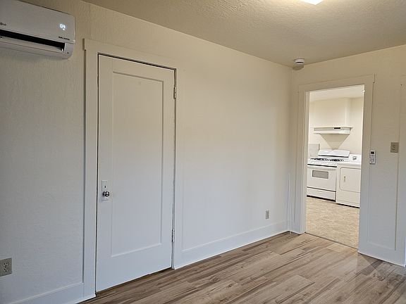 3rd image of 772 Ehrhorn Ave