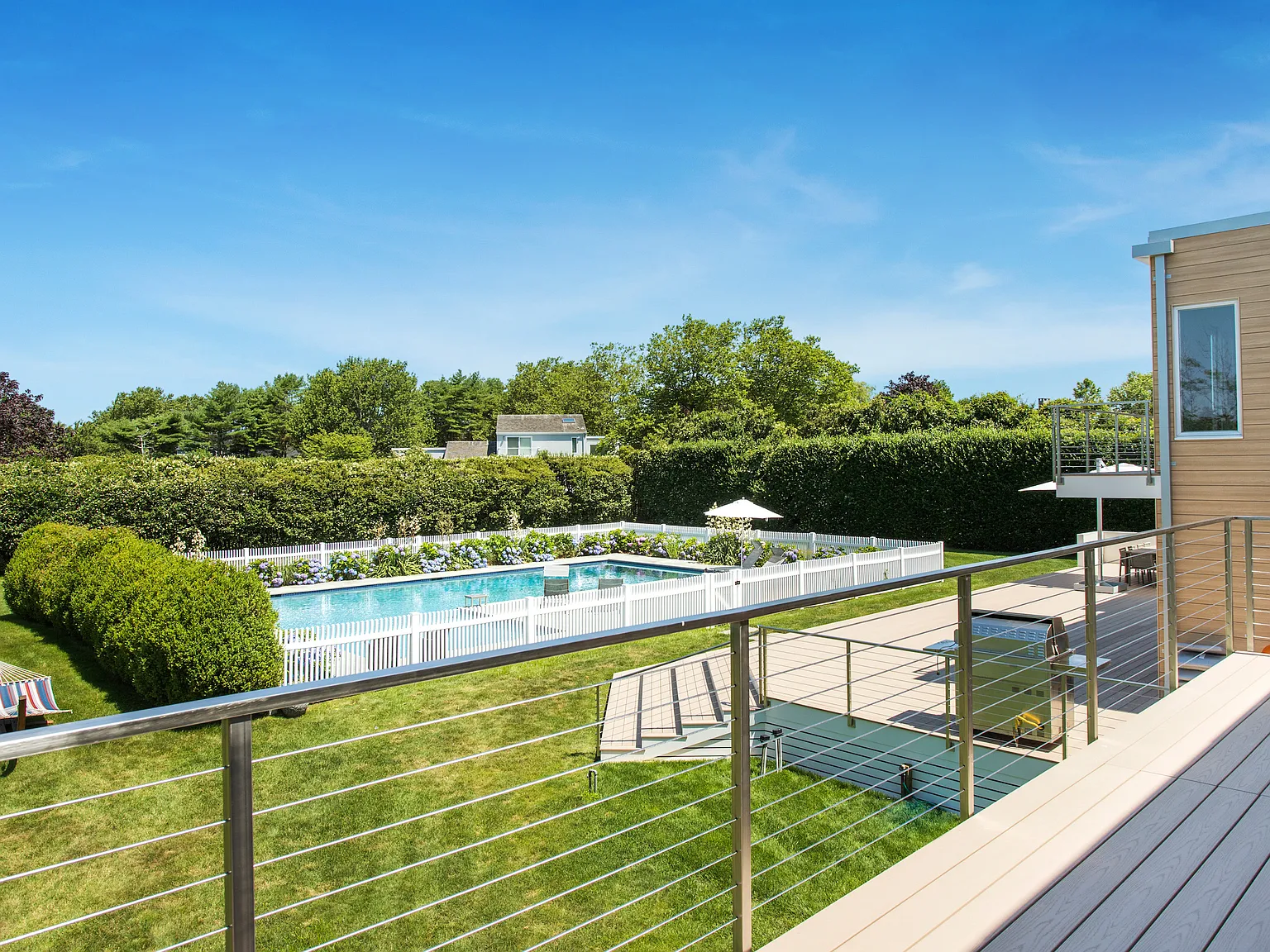 Elegantly Renovated Sagaponack South — Photo 2