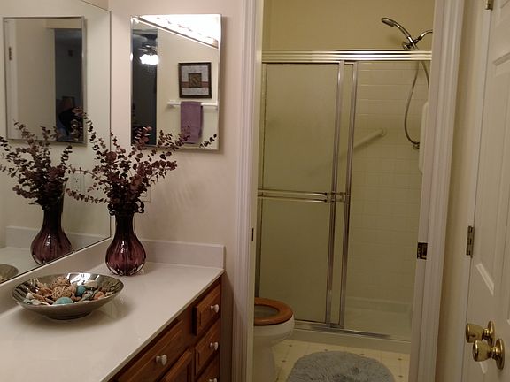 Master Bath w/Walk-In Closet