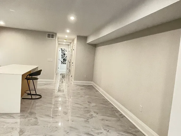 165 Manning Ave #BASEMENT — Photo 6