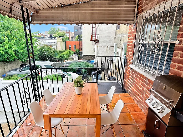PRIVATE BALCONY (STAGED)
