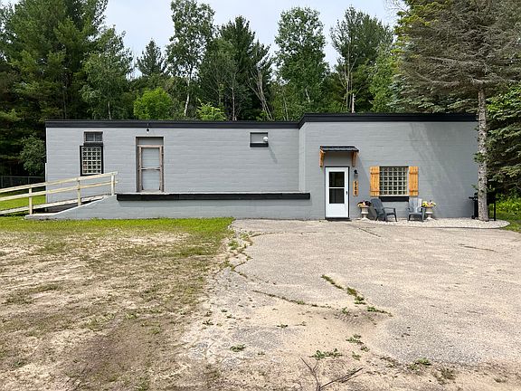 This is the view of the entire building. THe Bunkhouse space is on the right side of the building. The bunkhouse has its own private entrance. Plenty of space for parking, can even accommodate RV and boat trailer parking space.