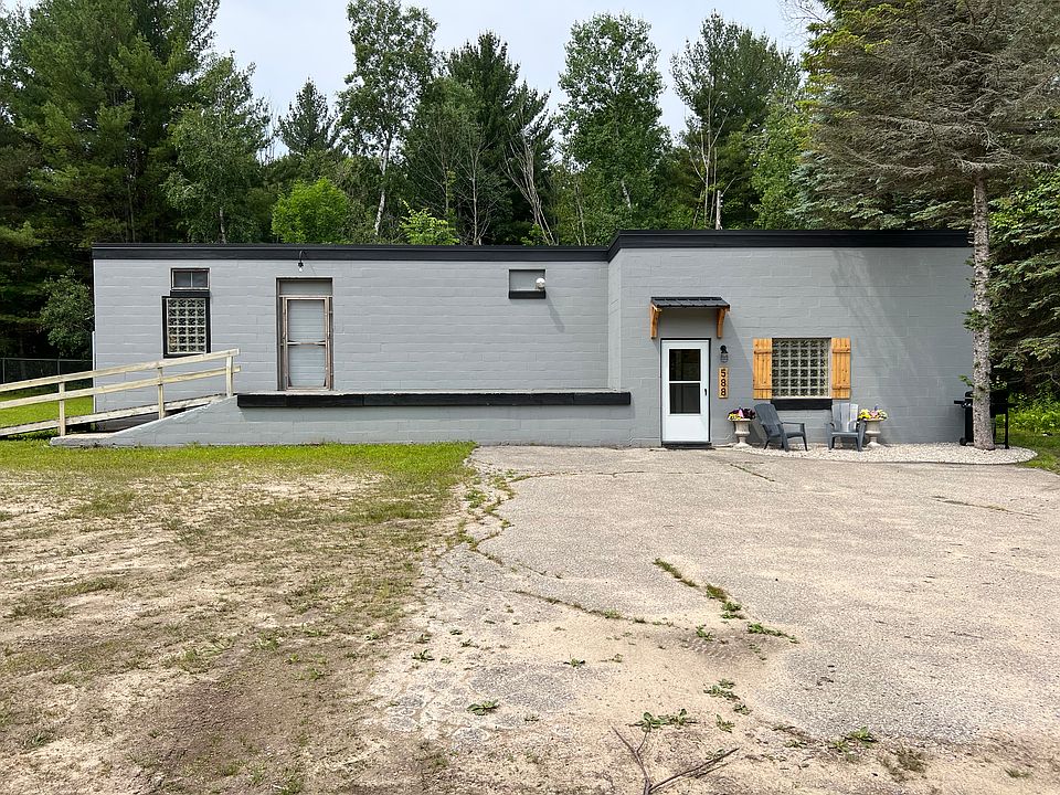 This is the view of the entire building. THe Bunkhouse space is on the right side of the building. The bunkhouse has its own private entrance. Plenty of space for parking, can even accommodate RV and boat trailer parking space.