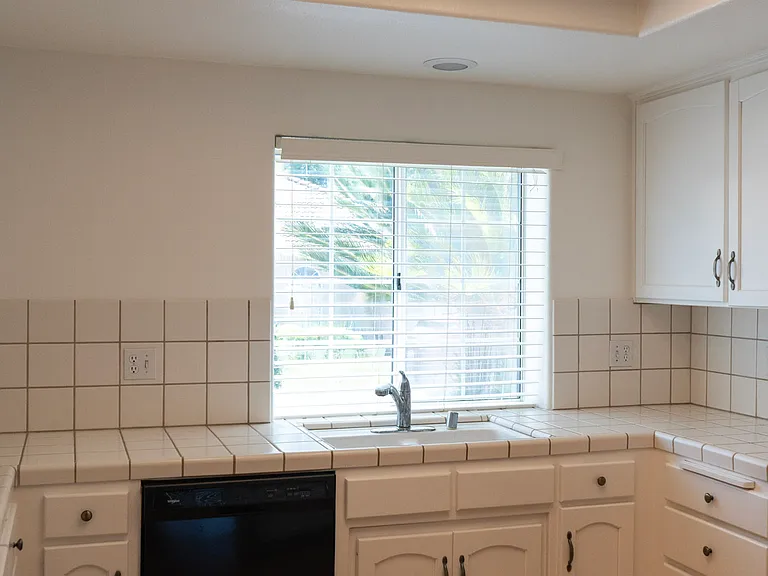 1044 E Manhattan Ave — Photo 4