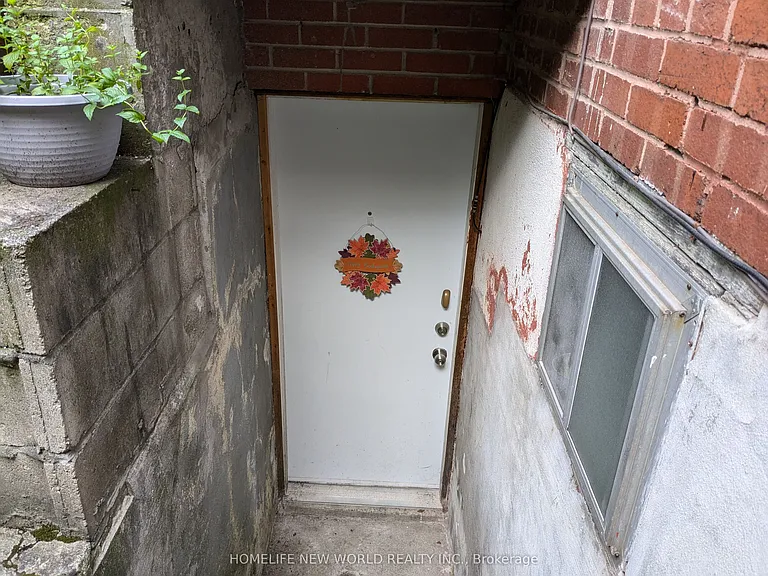 276 Montrose Ave #BASEMENT — Photo 8