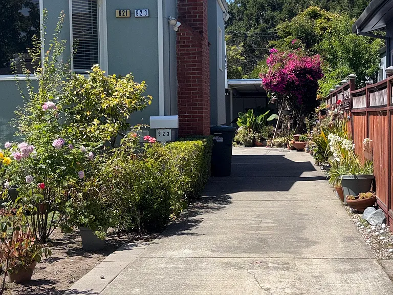 921 Laguna Ave — Photo 15