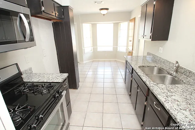 310 Threadneedle Ln — Photo 8