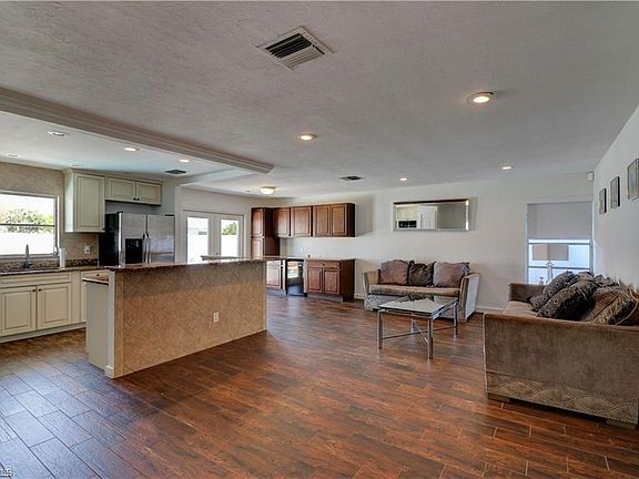 4th image of 309 SE 43rd Ln