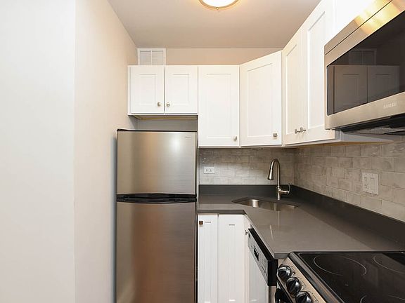 4th image of 640 W Wrightwood Ave #D501