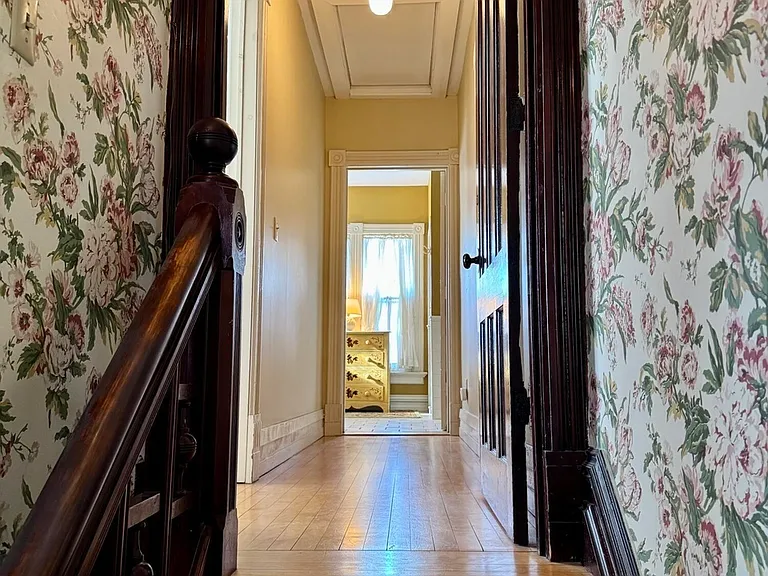 475 Glen St — Photo 19