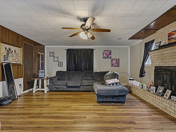 3rd image of 910 N Garden Dr