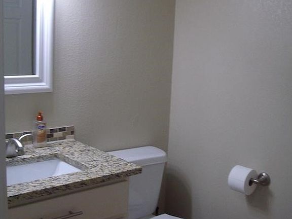 Main floor 1/2 bathroom