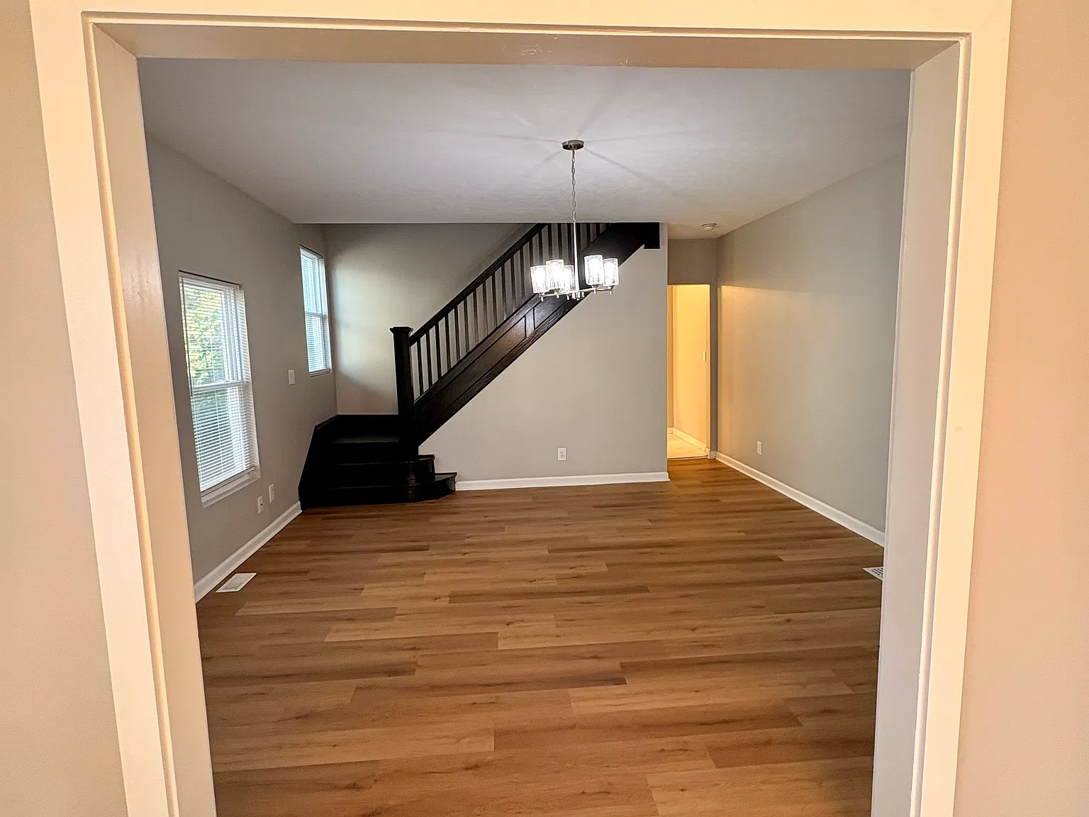 2 bed, 1.5 bath, 2200 sqft, $1,400 — Photo 1