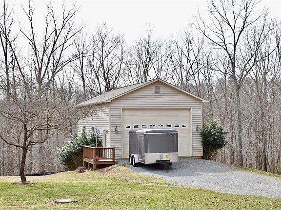 3rd image of 225 Surry Ln