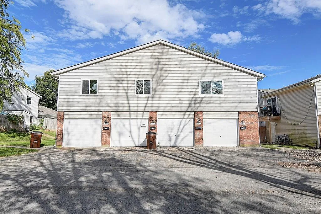 3 bed, 1.5 bath, 1320 sqft, $1,495 — Photo 2