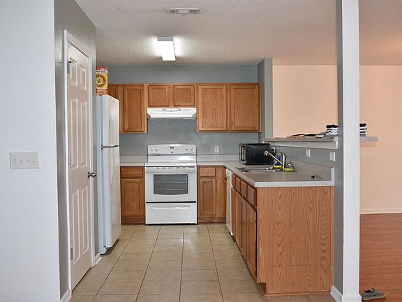 4th image of 403 Eisenhower Dr