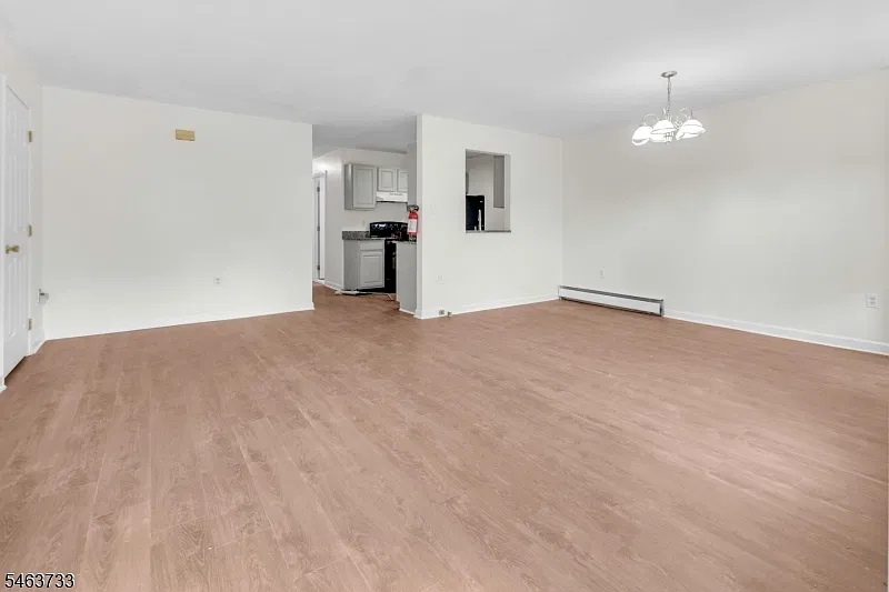 3 bed, 1.0 bath, 950 sqft, $2,400 — Photo 3