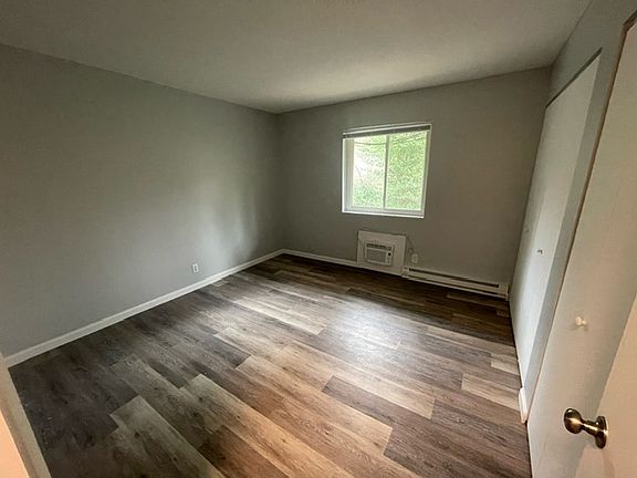 5th image of 1935 Brookside Dr #307