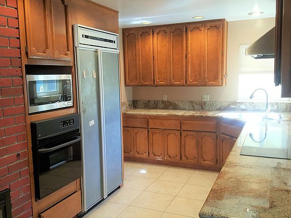 4th image of 1075 Danbury Dr