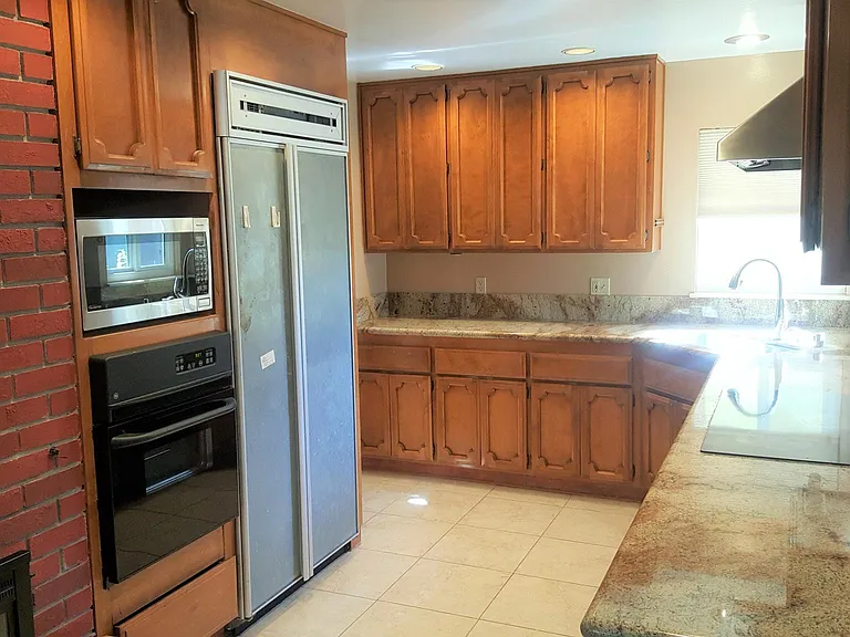 1075 Danbury Dr — Photo 4