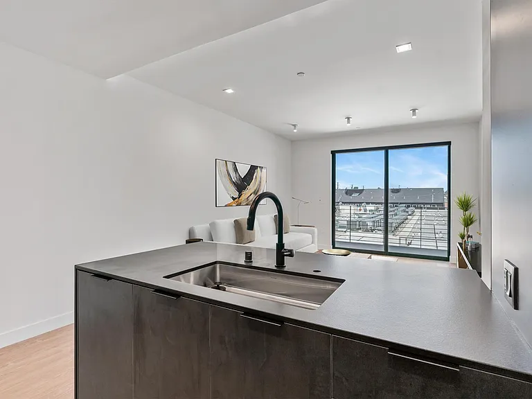 Venue Residences — Photo 94