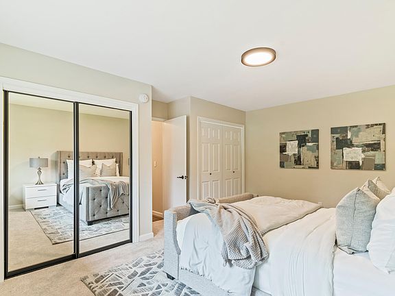 3rd image of 2615 E McLoughlin Blvd