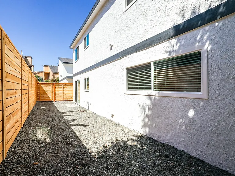 Hamilton Courtyard Apartments — Photo 8