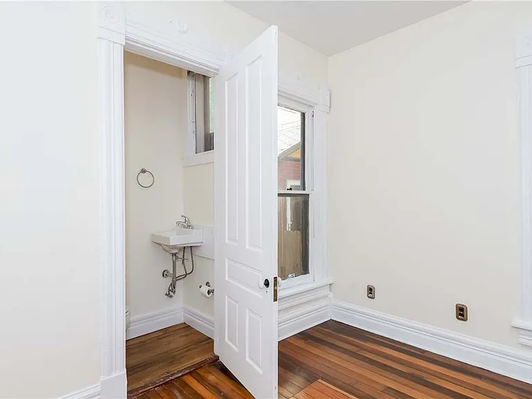 320 Park Dr — Photo 5