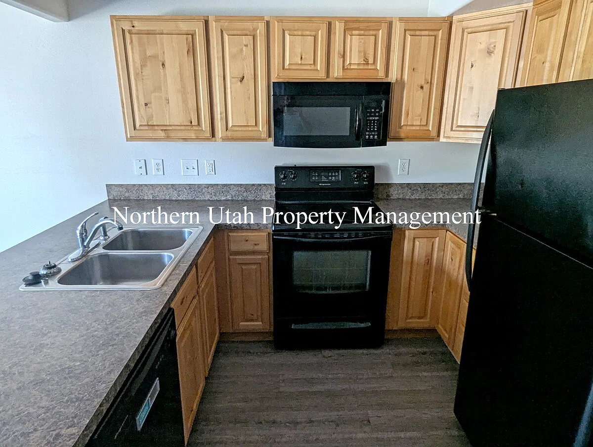 3 bed, 2.5 bath, 1302 sqft, $1,845 — Photo 4